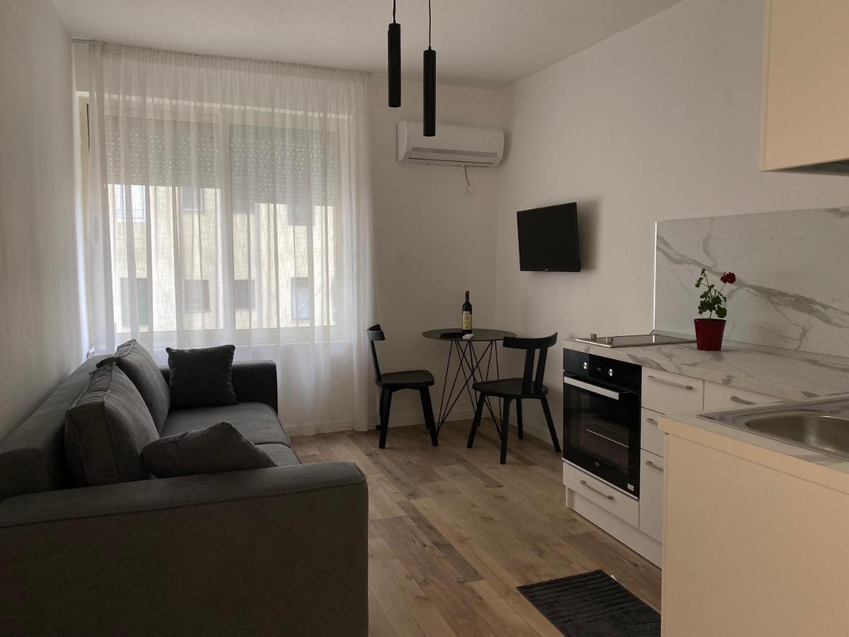 Myslym Shyri'S Apartments Tiranë Ngoại thất bức ảnh